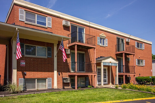 Building Photo - Carriage House Apartments