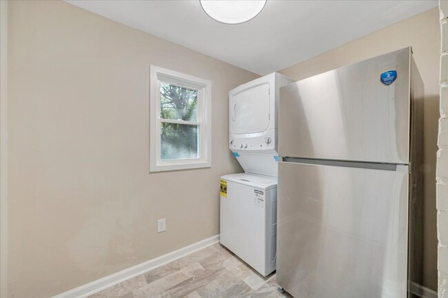Building Photo - 2 bedroom 1 bath with hardwood floors.
