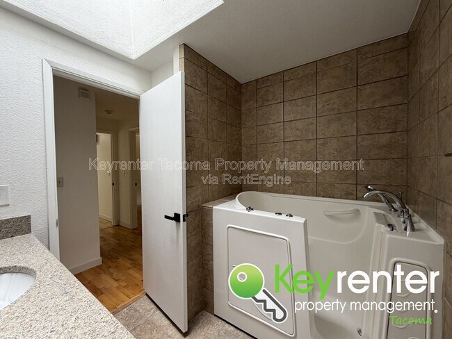 Building Photo - 629 Sandra Lee Ct SE