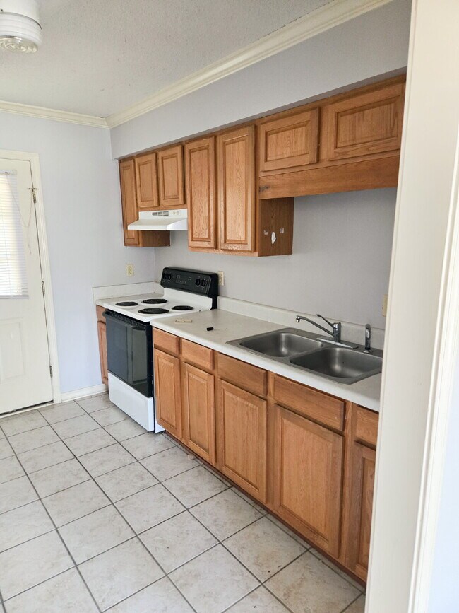 Building Photo - Great location. Centrally located.