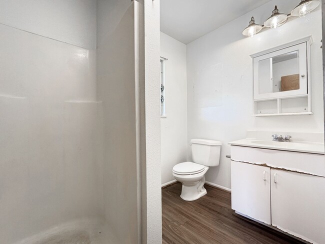 Building Photo - Pet-Friendly Single Family Home Blocks fro...