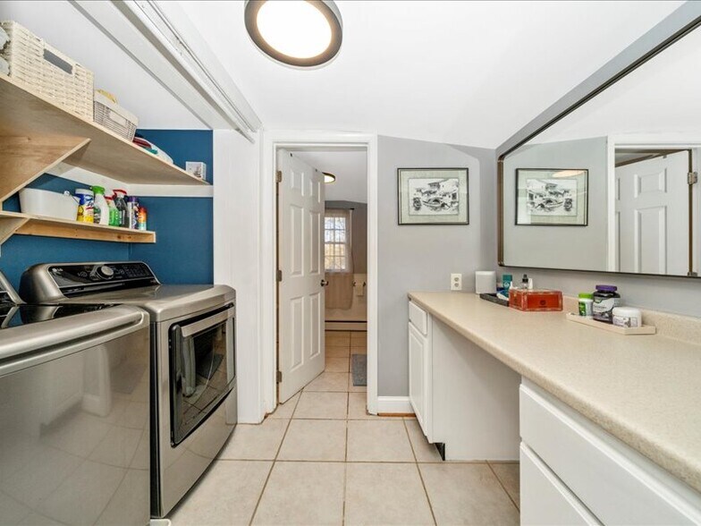 Building Photo - 313 S Market St