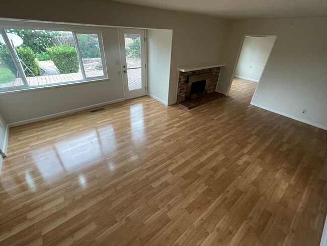 Building Photo - $4390 -- BEAUTIFUL 3BED HOME IN MISSION VA...