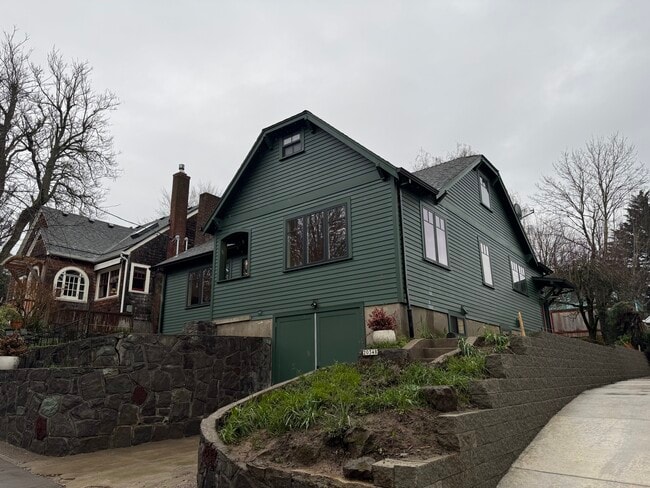 Building Photo - 2034 SE 28th Pl