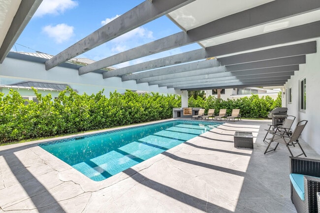 Building Photo - 2812 NE 27th St