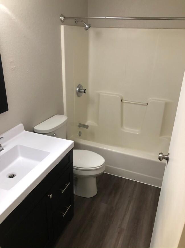 2nd floor full bath - 1137 W South Park Ave