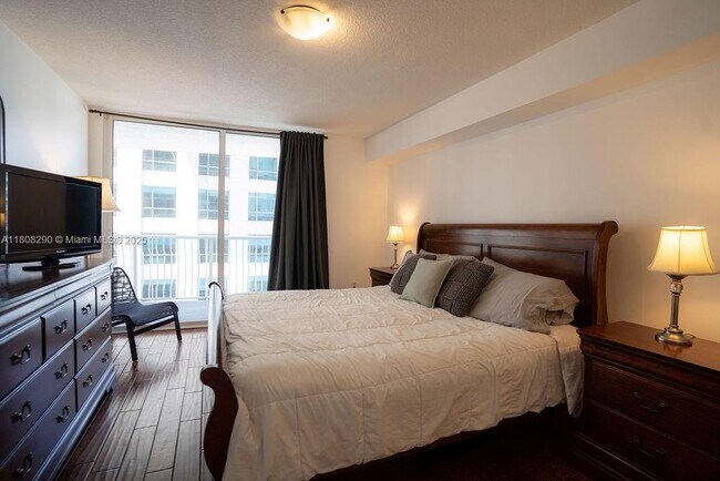 Building Photo - 1200 Brickell Bay Dr