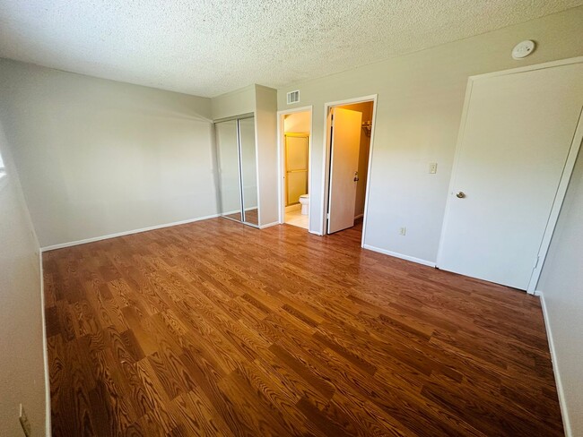 Building Photo - Spacious 3 Bedroom 2 Bath in Mira Mesa! Bi...