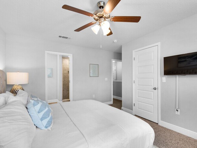 Building Photo - Brand New Furnished Townhome located just ...