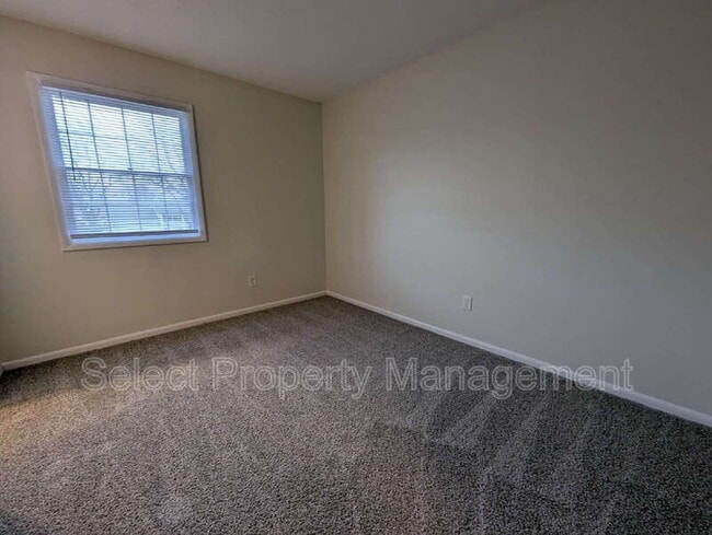 Building Photo - 924 E Washington Center Rd