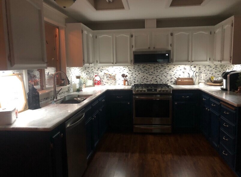 Building Photo - 520 NW Lateen St