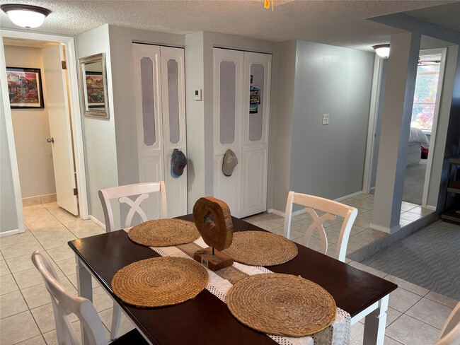 Building Photo - 3650 Inverrary Dr