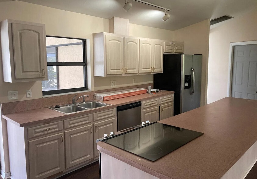 Building Photo - 313 SE 33rd St