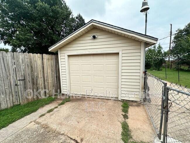 Building Photo - 2537 NW 35th St