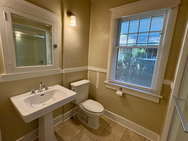 Building Photo - Traditional Congress Park Gem - 2 bed, 1 B...