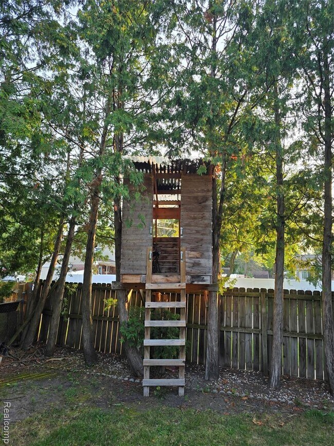 Building Photo - 2310 Cumberland Dr
