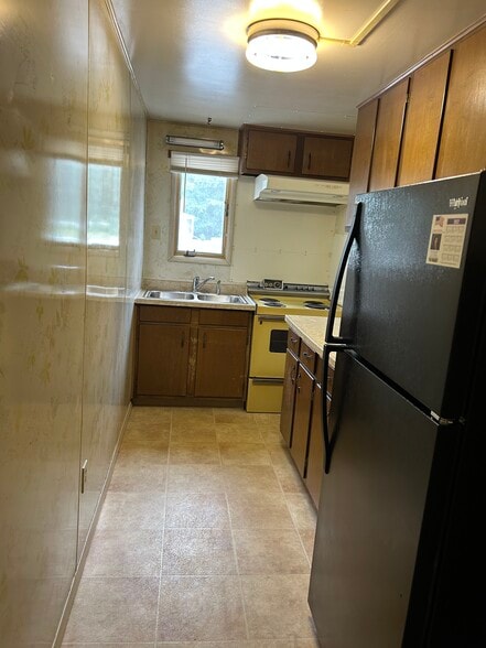 Kitchen with appliances - 4921 S Dixie Hwy