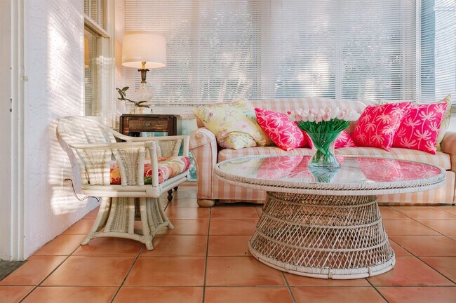 Building Photo - 519 28th St