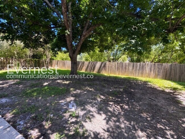Building Photo - 3 Bed/2.5 Bath Home with Fenced Yard & Detached Garage / Pet-Friendly / Available Now!
