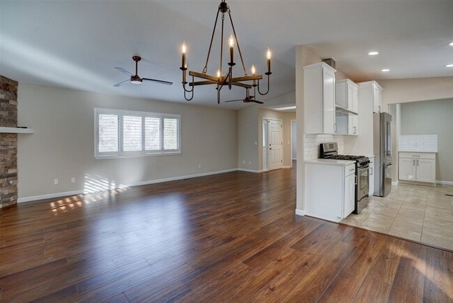 Building Photo - 3 bedroom, 2 bathroom home in Forest Hylands!