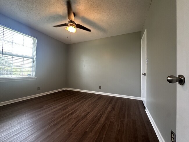 Building Photo - 361 Dupuis Dr