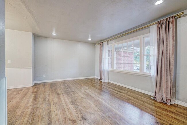 Building Photo - 2433 Gladstone Terrace