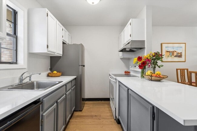 Building Photo - Completely Renovated 3 Bedroom Condo in the Wimbledon NOW AVAILABLE !