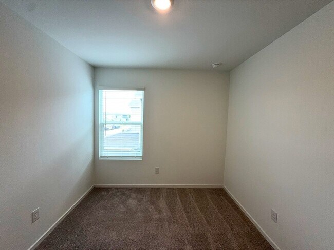 Building Photo - 6220 Sandpiper Ln