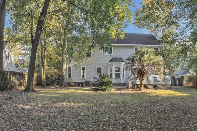Building Photo - 207 Essex Dr