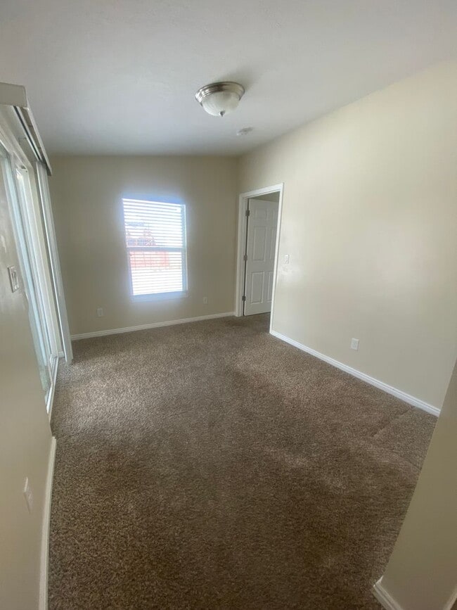 Building Photo - 4 Bedroom Single Family Home!