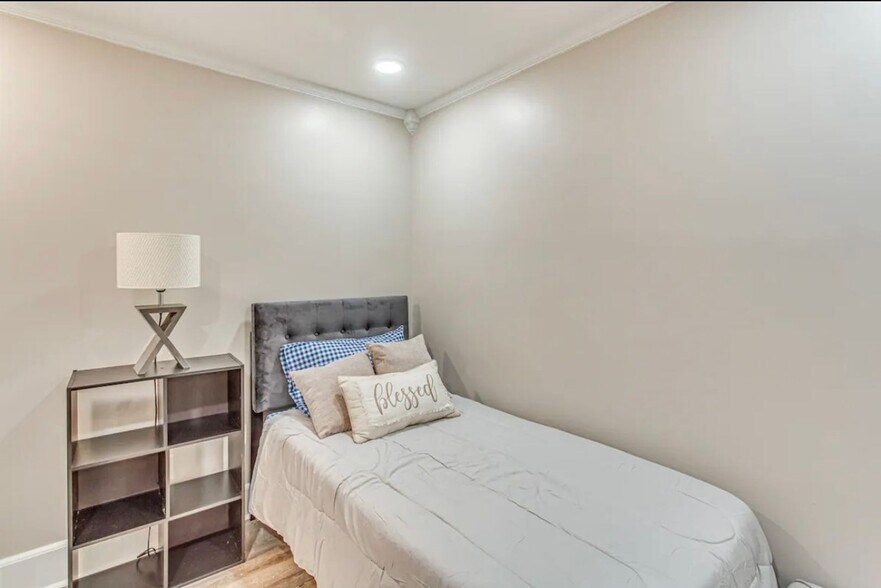 Building Photo - 208 E Columbus St