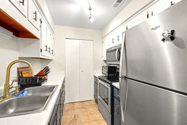 Building Photo - 253 White Oak Rd
