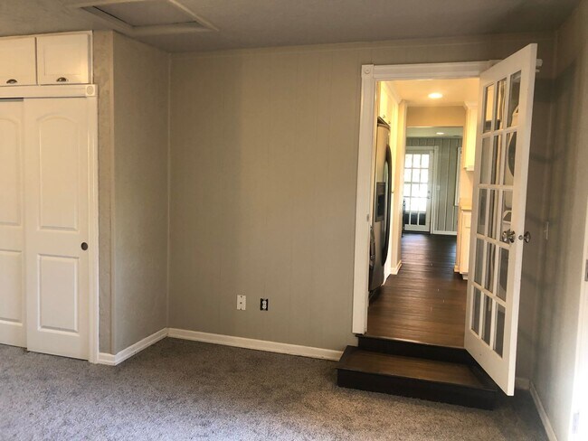 Building Photo - Darling 3 bedroom bungalow in Ferry St Bridge neighborhood!