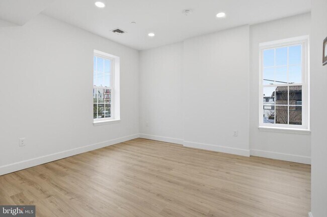 Building Photo - 100 W Front St