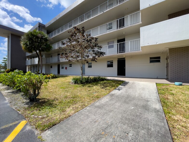 Building Photo - 2801 NW 47th Ter