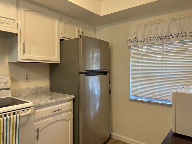Building Photo - 375D 3 Lakes Ln