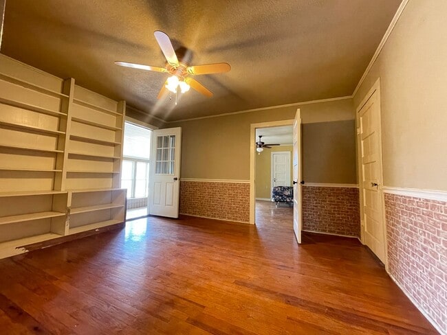 Building Photo - 1 Month Free Rent!! FarmHouse with Room for Everyone