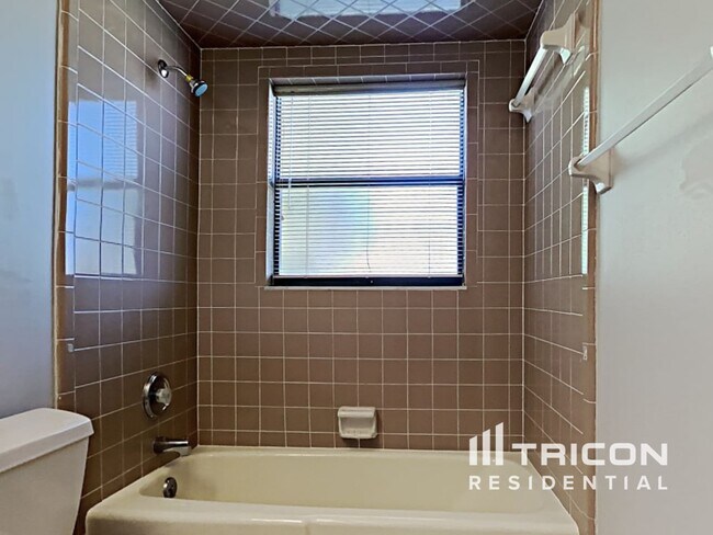 Building Photo - 1507 Teakwood Dr