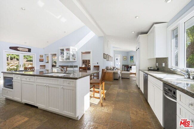 Building Photo - 11215 Sunset Blvd