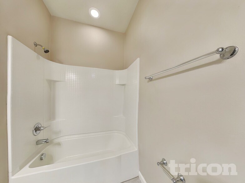 Building Photo - 676 Meadow Pointe Dr