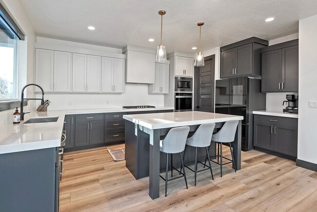 Building Photo - 423 W Red Wolf Dr