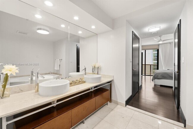 Building Photo - 16275 Collins Ave