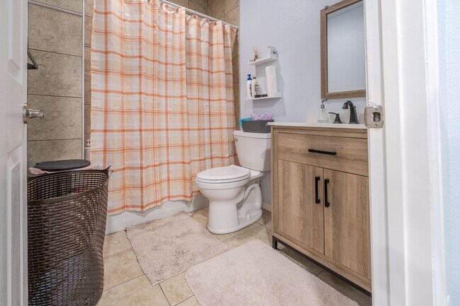 Building Photo - Gorgeous 3 Bed 3 Bath House in Ketcher Farm!