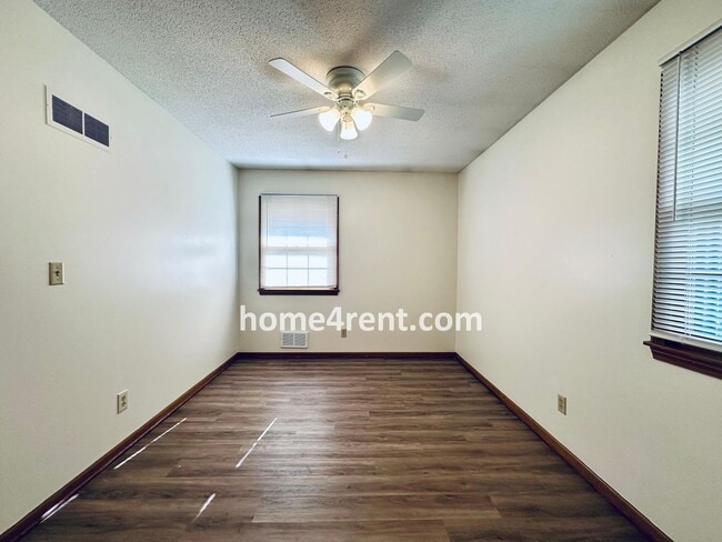 Building Photo - Charming Duplex Style Home with New Paint, Updated Floors, Finished Basement and a Quiet Back Patio!