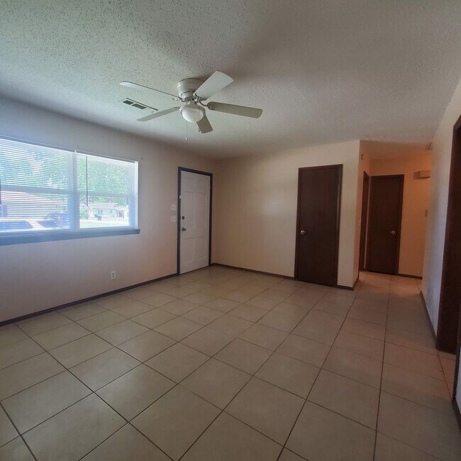 Building Photo - 2429 N Market Ave