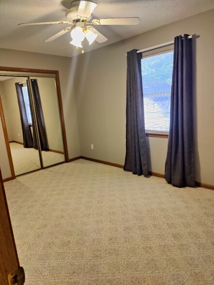 Building Photo - 1354 NW Jefferson Ct