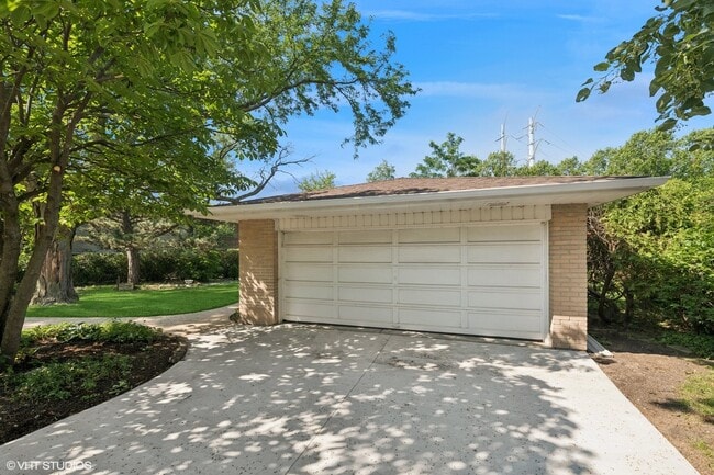 Building Photo - 30 Crescent Dr