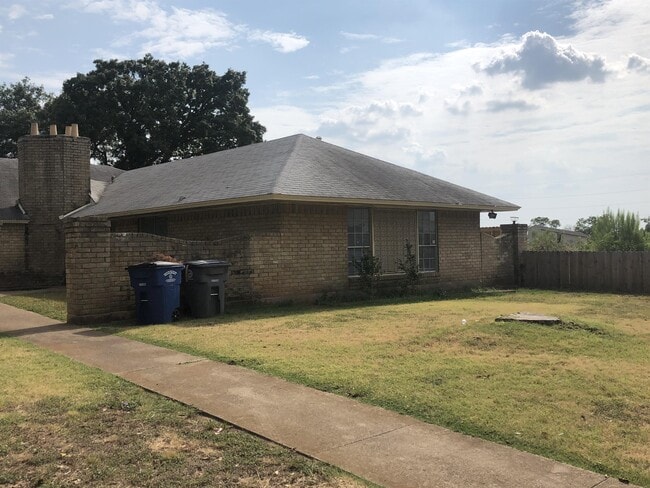 Building Photo - 3112 Lourdes St