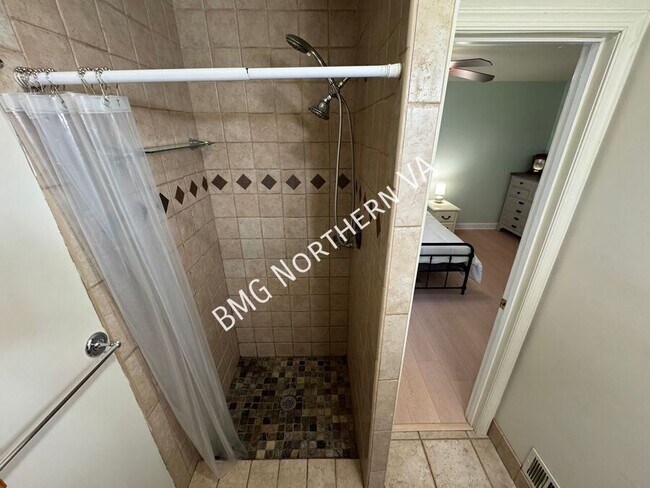 Building Photo - 8903 Tudor Ln