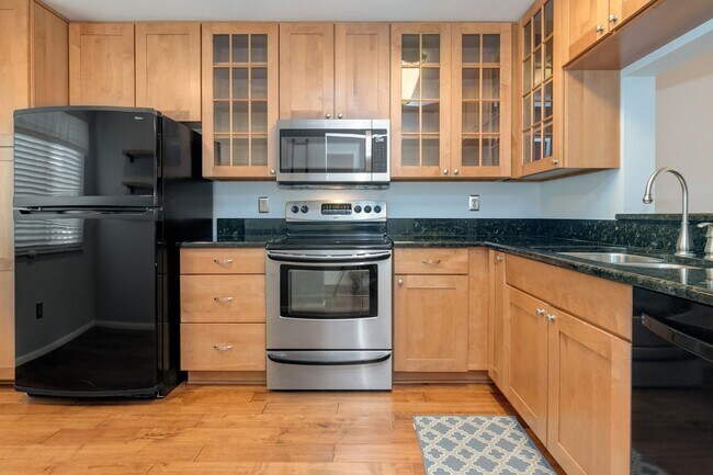 Building Photo - Cozy Move-in ready 2 Bed / 2.5 Bath Townho...